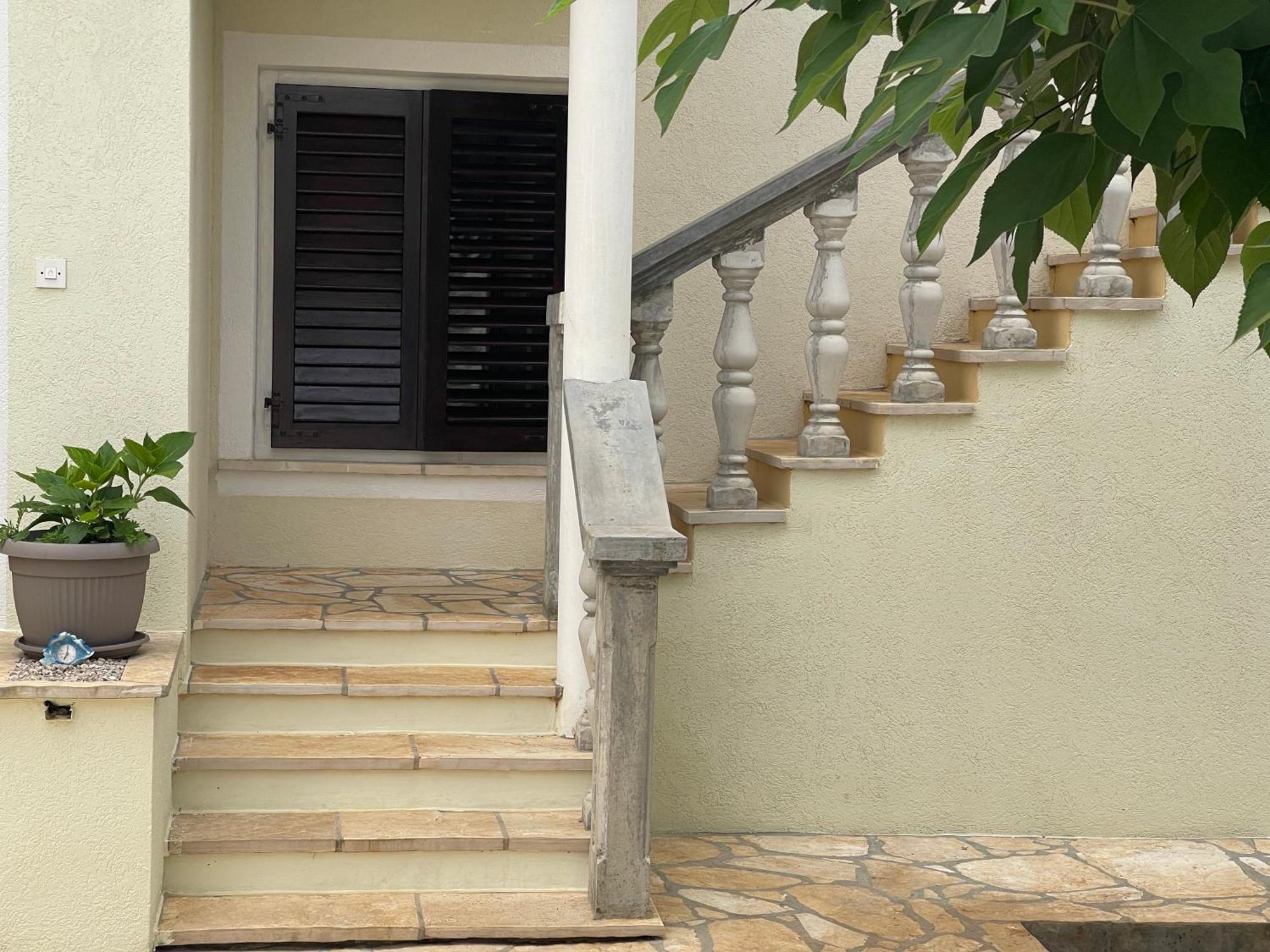 Apartman Holiday Home 1 *
